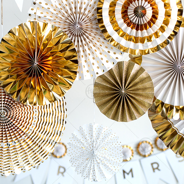 Fancy Party Fans in Ivory and Gold can't be beat. Showcase your style in every detail of your party's theme! 8 count.